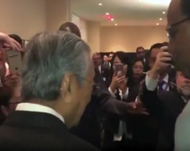 Tun-Dr-Mahathir_dikerumuni_peminat_selepas_ucapan_di_UN_united_nations_majlis_bangsa-bangsa_bersatu_2018